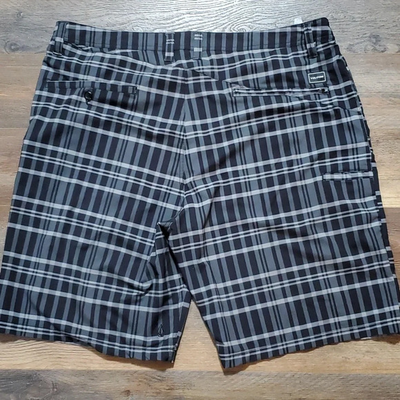 Volcom plaid black white hybrid shorts euc - Picture 4 of 6